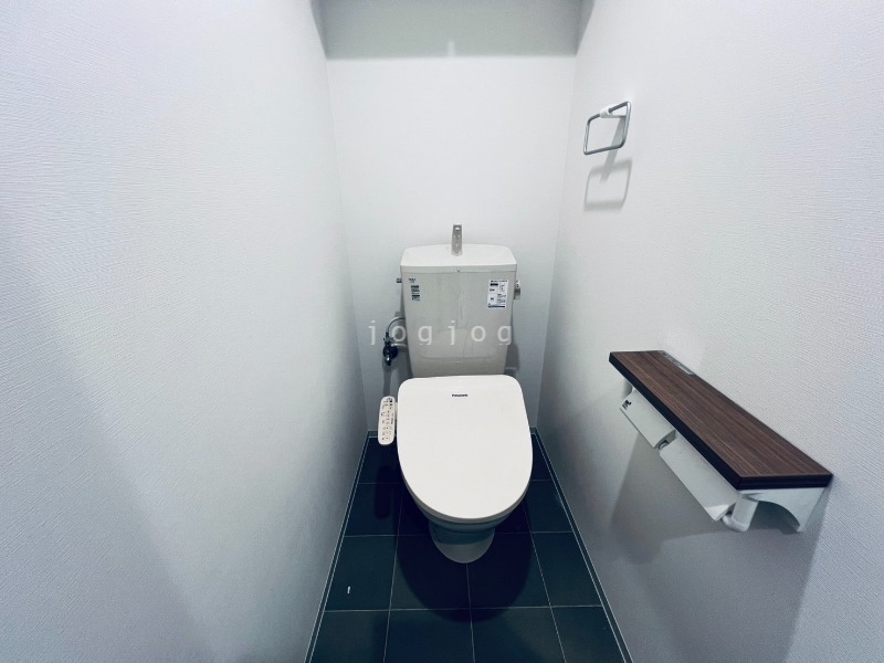 トイレ　嬉しい温水洗浄便座付きのトイレです。