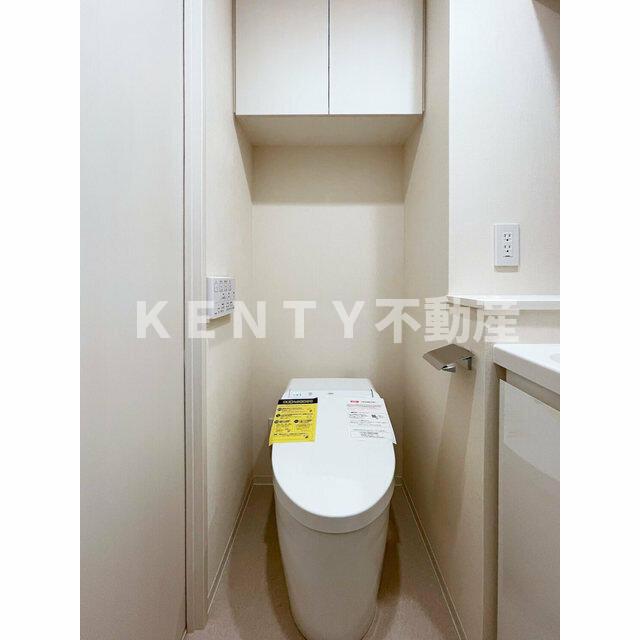 トイレ　落ち着いた色調のトイレです
