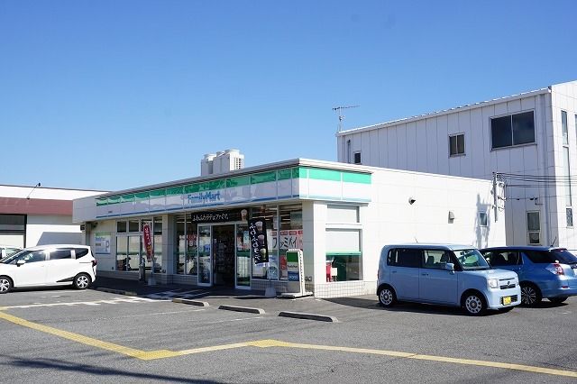 コンビニ　ファミリーマート（コンビニ）まで400m