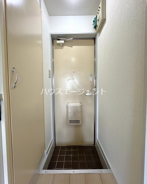 玄関　玄関には靴箱もあります。