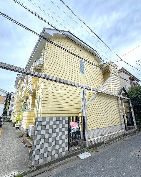 建物外観　黄色の外壁が目印です。