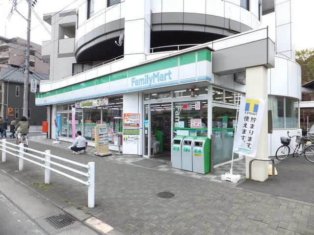 コンビニ　ファミリーマート（コンビニ）まで651m