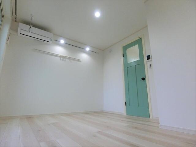 居室・リビング　白を基調とした明るい室内