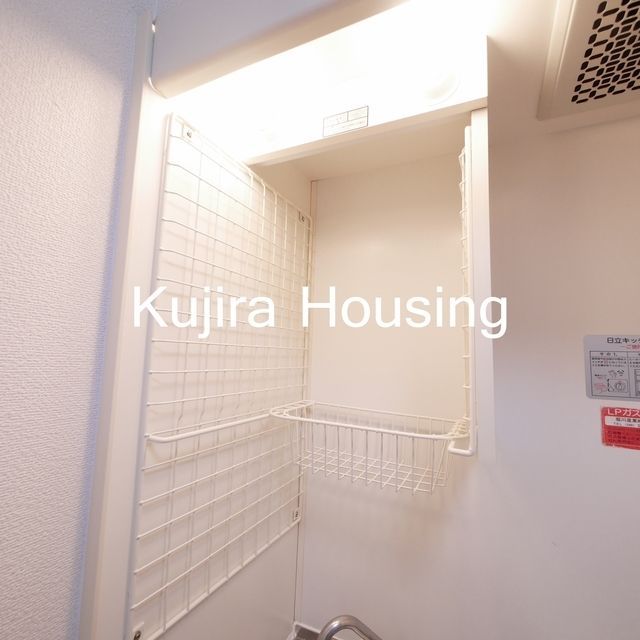 その他設備　キッチンは壁に物が掛けられるようになっています★