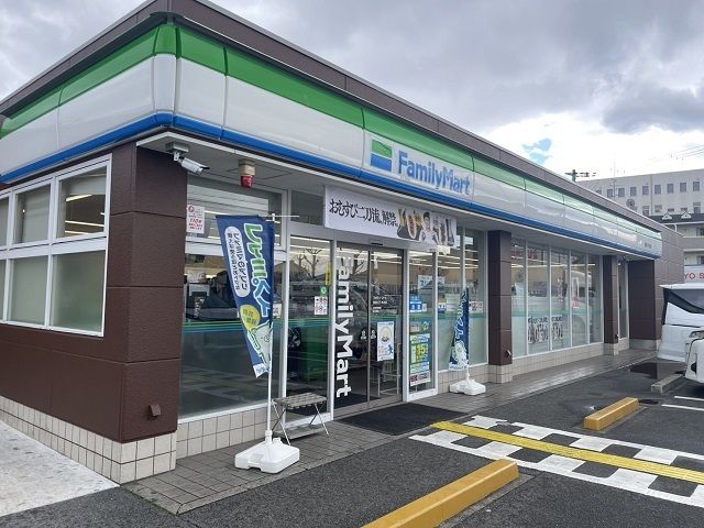 コンビニ　ファミリーマート下木田店様（コンビニ）まで450m