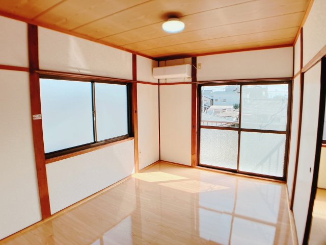 居室・リビング　角部屋特権の窓が多く明るい洋室6帖のリビングルーム