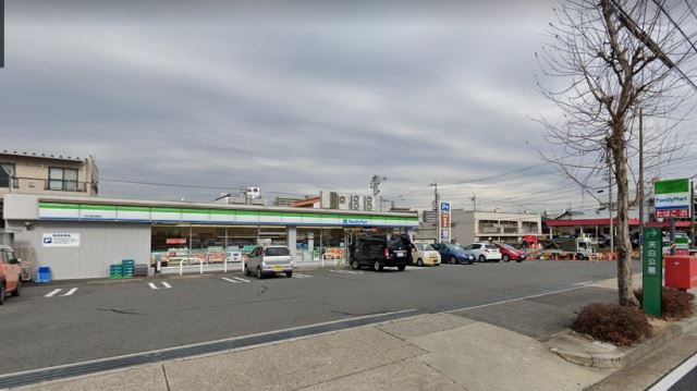 コンビニ　ファミリーマート（コンビニ）まで390m