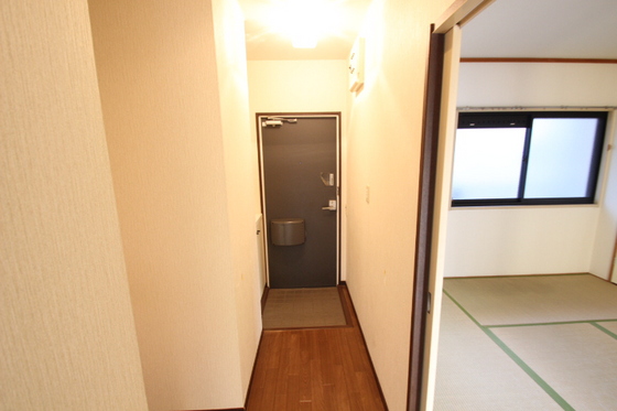 玄関　※別号室の写真です