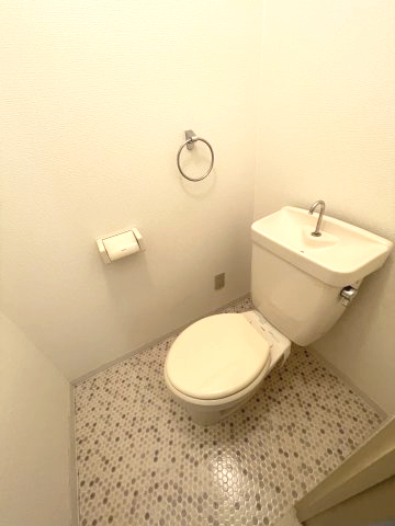 トイレ　イメージとして同建物他部屋を表示しています