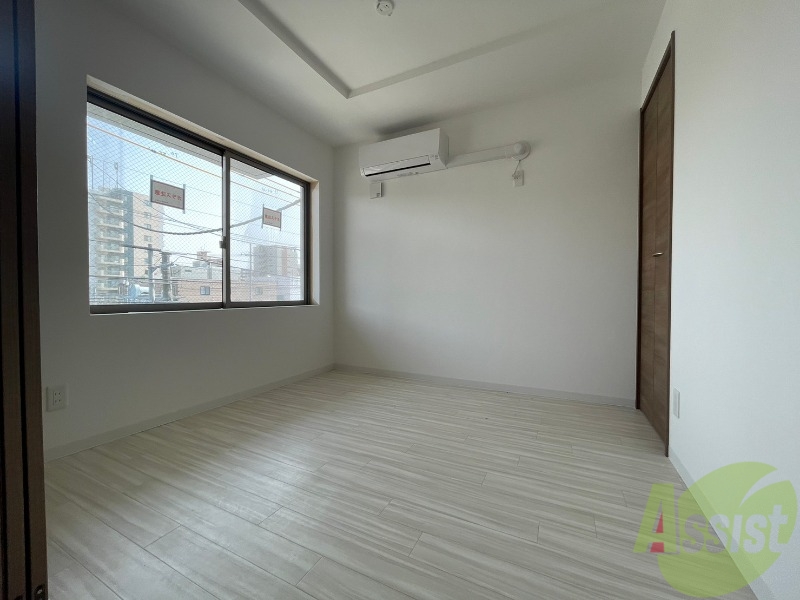 その他部屋・スペース　寝室はこちらです。光が差し込む、温かみのあるお部屋です。