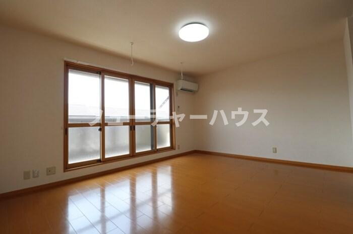 ROYAL GARDEN CASAHARA Oの居間写真