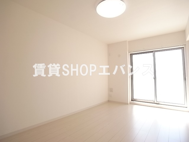 その他部屋・スペース　落ち着いた色調の寝室です