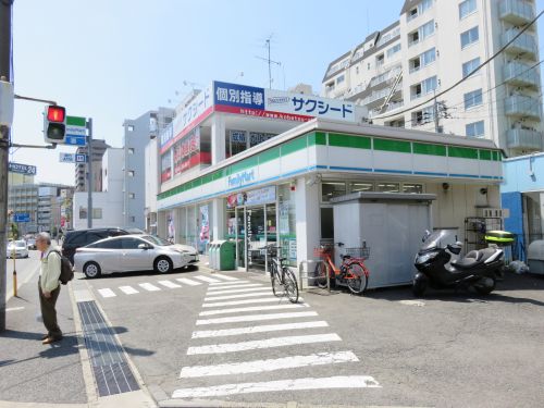 コンビニ　ファミリーマートニック綱島東口店（コンビニ）まで350m