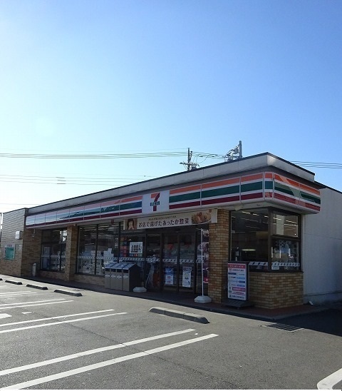 コンビニ　セブンイレブン（コンビニ）まで300m
