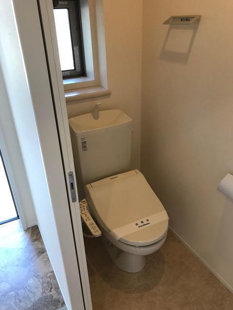 トイレ　温水洗浄便座付きのトイレです♪