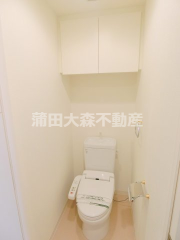 トイレ　棚収納と温水洗浄便座付きのトイレ