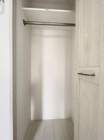 収納　ハンガーポール付のクローゼット