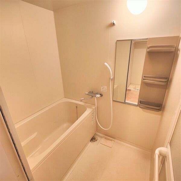 バス・シャワールーム　※写真は同じマンションの違う部屋のものになります。