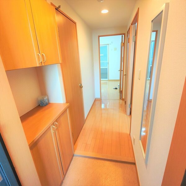 玄関　※写真は同じマンションの違う部屋のものになります。