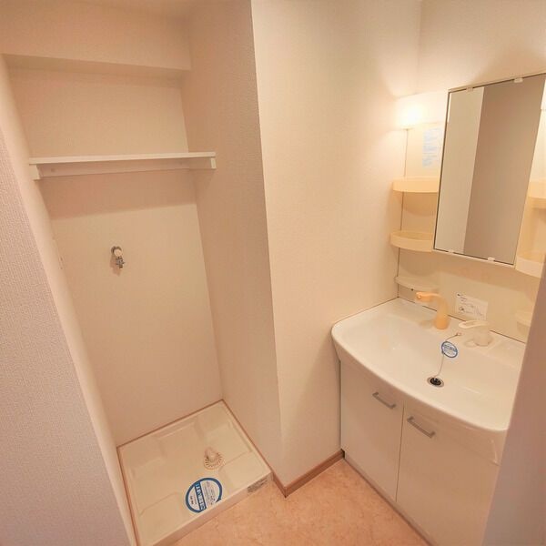 洗面設備　※写真は同じマンションの違う部屋のものになります。