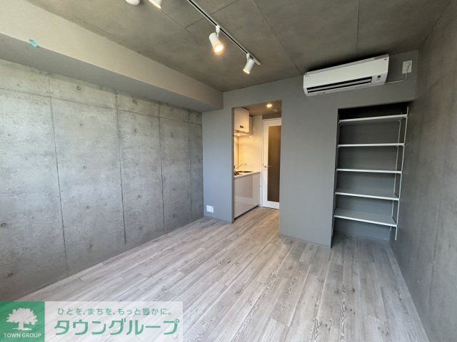 居室・リビング　★奇数階・偶数階で木材や壁の色が異なります。