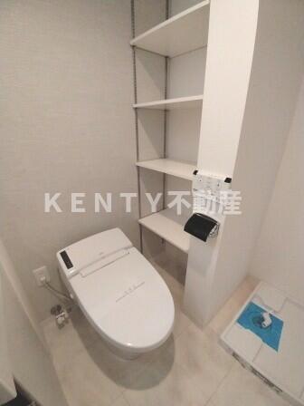 トイレ　落ち着いた色調のトイレです