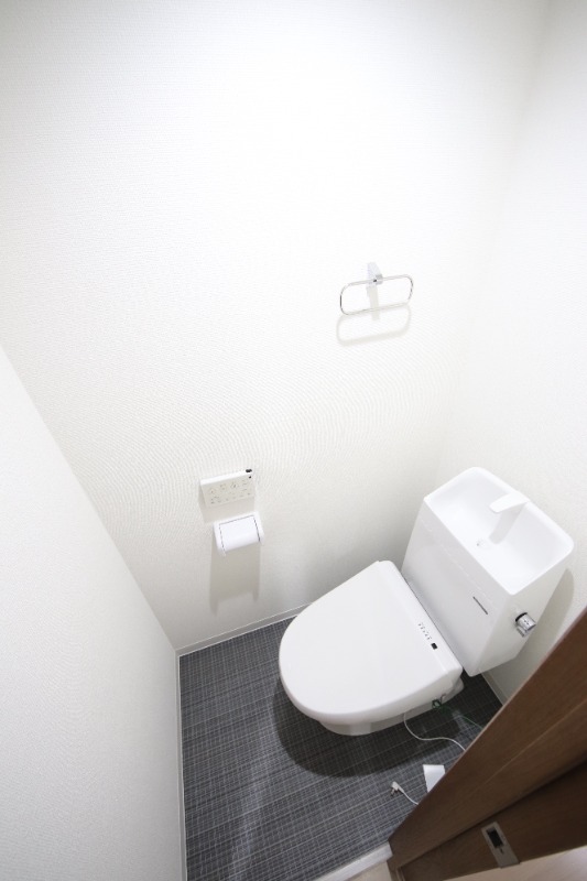 阪神本線 武庫川駅 徒歩3分 3階建 築7年のトイレ写真