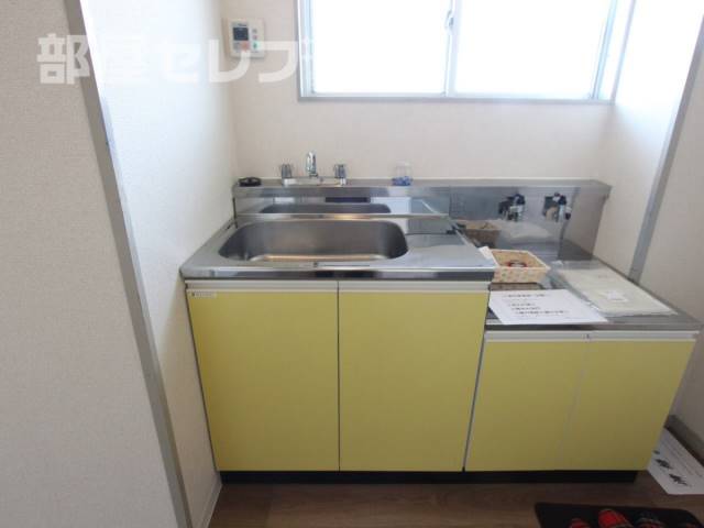 キッチン　コンパクトなキッチンです。収納もあります。
