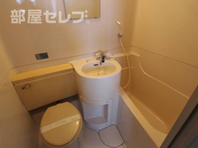 トイレ　バスルームにトイレあります。