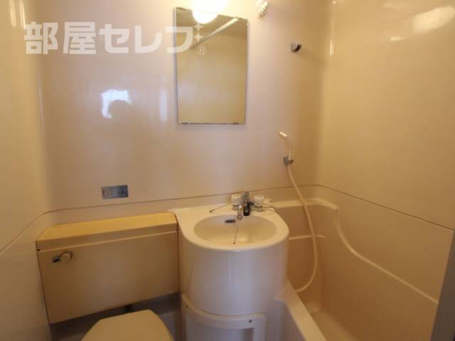 洗面設備　鏡もちょうどいいサイズですね。