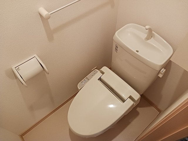 トイレ　落ち着いた色調のトイレです