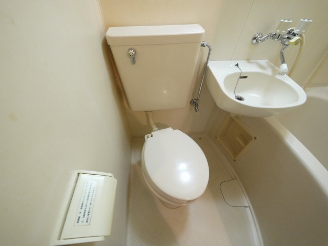 トイレ　落ち着いた色調のトイレです
