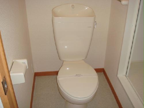 トイレ　トイレはタオルハンガー、棚付き。
