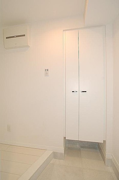 都営大江戸線 牛込柳町駅 徒歩2分 11階建 築16年の玄関写真