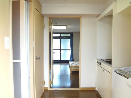 玄関　広々とした廊下なので棚の設置も可能