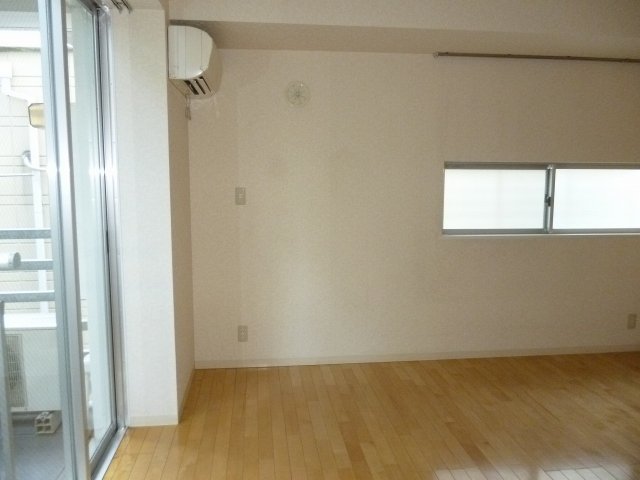 第2吉岡マンションの居間写真
