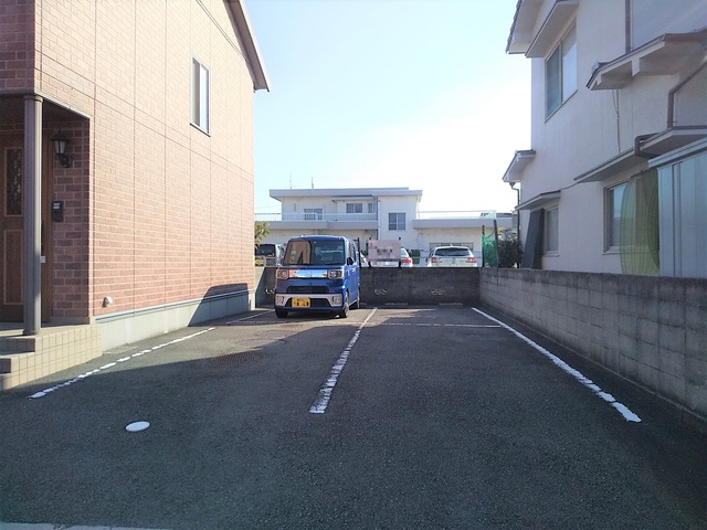 【松山市古三津のアパートの駐車場】