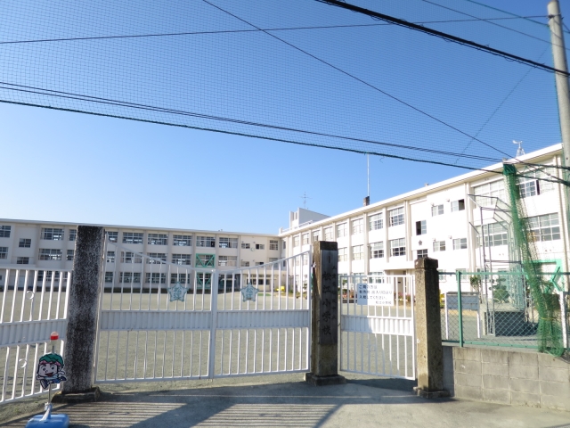 【松阪市川井町のアパートの小学校】