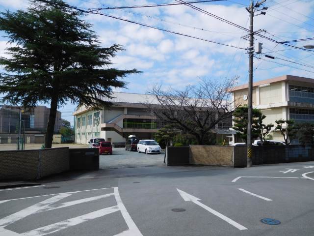 【松阪市川井町のアパートの中学校】