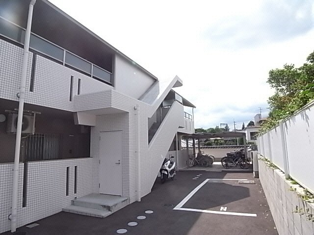 【奈良市あやめ池南のマンションの駐車場】