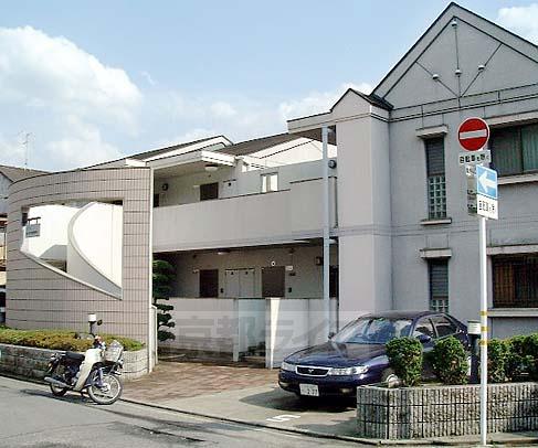 京都市左京区松ケ崎御所ノ内町のマンションの建物外観