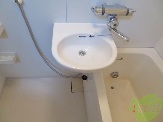洗面設備　お風呂に入りながらここも掃除できちゃいますね。