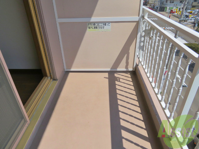 バルコニー　洗濯物がたくさん干せるバルコニーで嬉しいですね。