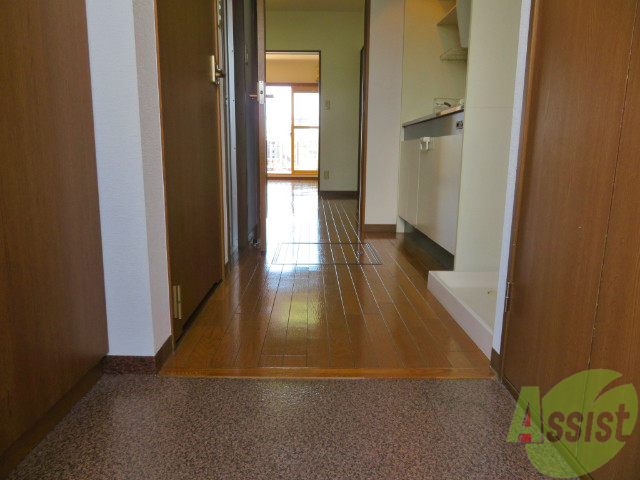 玄関　玄関からも陽の光が見えて、気持ちが良いですね。