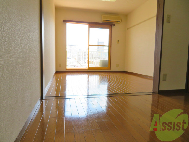 居室・リビング　陽の光が差し込む明るいお部屋は気持がいいですね～