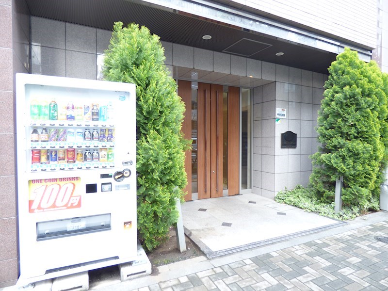 エントランス　弊社は全物件が仲介手数料半月分でご紹介可能です。