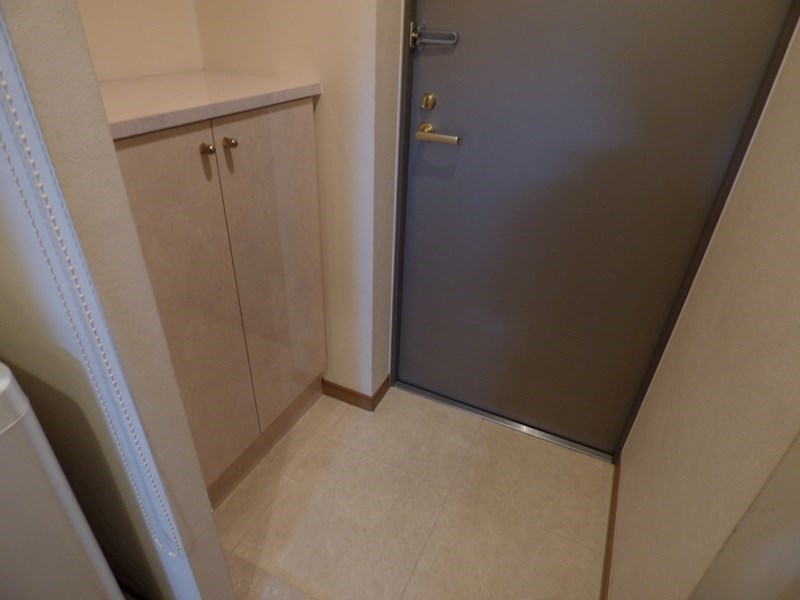 玄関　弊社は全物件が仲介手数料半月分でご紹介可能です。