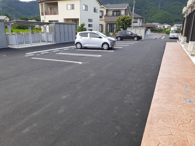 【上田市小泉のアパートの駐車場】