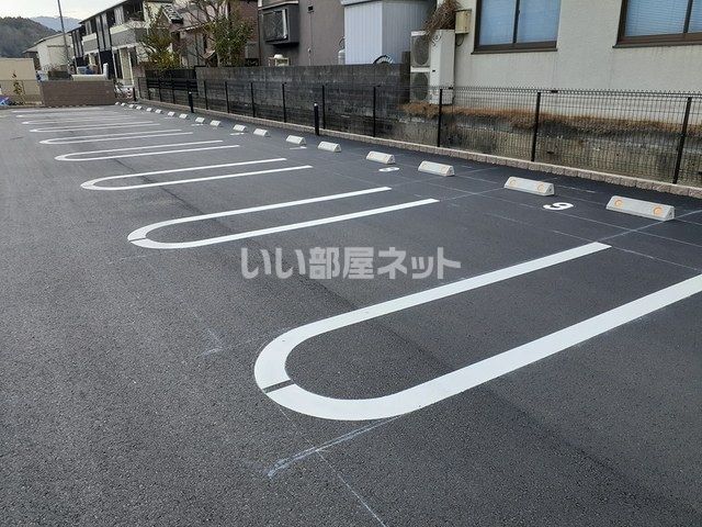 【ジェルメ園部IIIの駐車場】