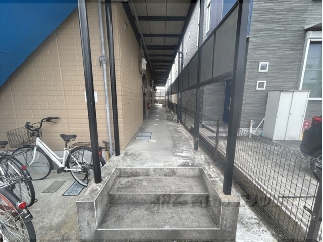 【橿原市木原町のアパートのエントランス】